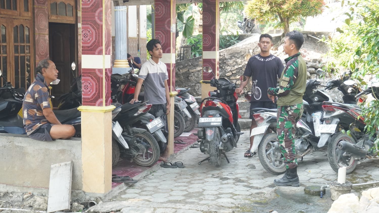​Manfaatkan Waktu Istirahat, Satgas TMMD ke-129 Pererat Silaturahmi Lewat Komsos Bersama Warga Tlemang