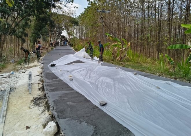 ​Jaga Kualitas Infrastruktur, Satgas TMMD 129 Kodim 0812/Lamongan Bentang Plastik Lindungi Hasil Cor Jalan dari Terik Matahari