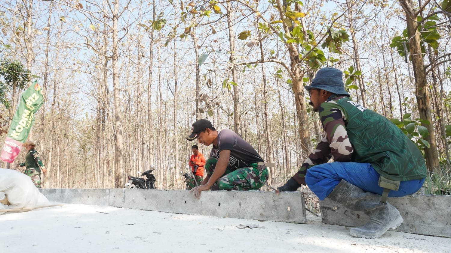 ​Ukur Ketelitian hingga Milimeter, Satgas TMMD 129 Kodim 0812/Lamongan Pasang Patok dan Bekisting Presisi di Desa Tlemang
