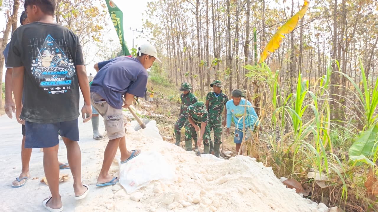 Bukan Sekadar Kata-Kata, Kemanunggalan TNI dan Rakyat Terbukti Nyata di Lokasi TMMD 129 Desa Tlemang