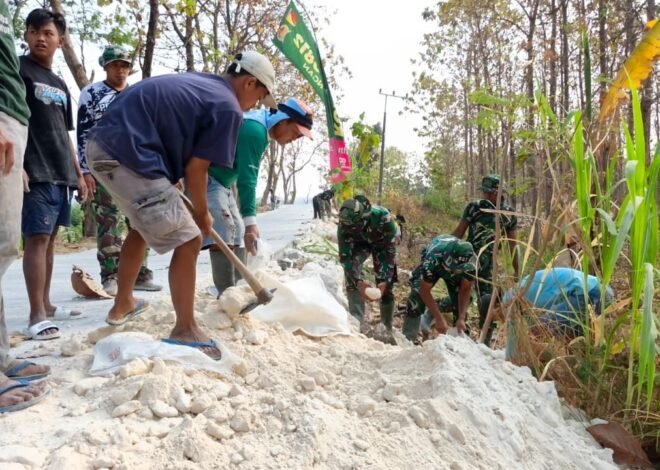 Bahu-Membahu Tuntaskan Bahur Jalan, Cangkul dan Tanah Uruk Jadi Saksi Kemanunggalan Satgas TMMD 129 dan Warga Desa Tlemang