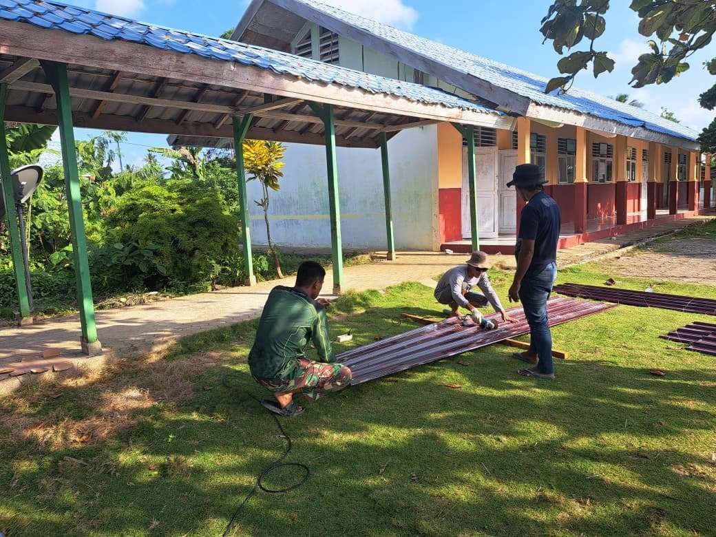 Atap SMP Negeri Umbele Dibongkar Satgas TMMD, Awali Proses Rehabilitasi Sekolah