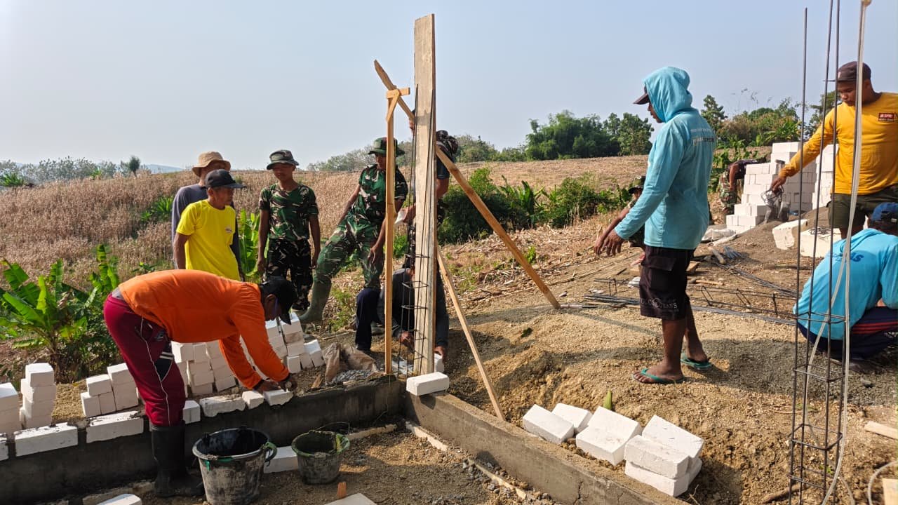 Hari ke-10 TMMD 129, Pembangunan Tandon Air Bersih Dusun Bakon Dikebut, Dansatgas: Wujud Program Unggulan Kasad TMAB