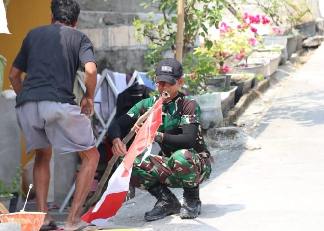 Sambut Gelora Kemerdekaan, Sertu Aston Bersama Warga Desa Tlemang Kompak Pasang Umbul-Umbul Jelang HUT RI