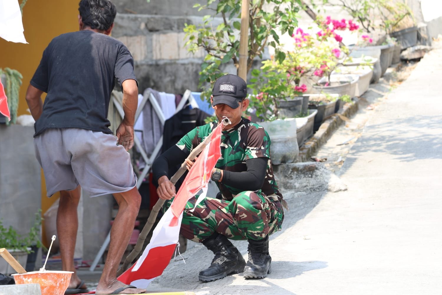 Sambut Gelora Kemerdekaan, Sertu Aston Bersama Warga Desa Tlemang Kompak Pasang Umbul-Umbul Jelang HUT RI