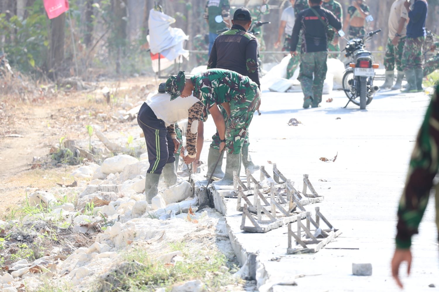 Pemandangan Setiap Sore, Satgas TMMD 129 Bongkar Cetakan Begisting Jalan Beton yang Mengering di Desa Tlemang