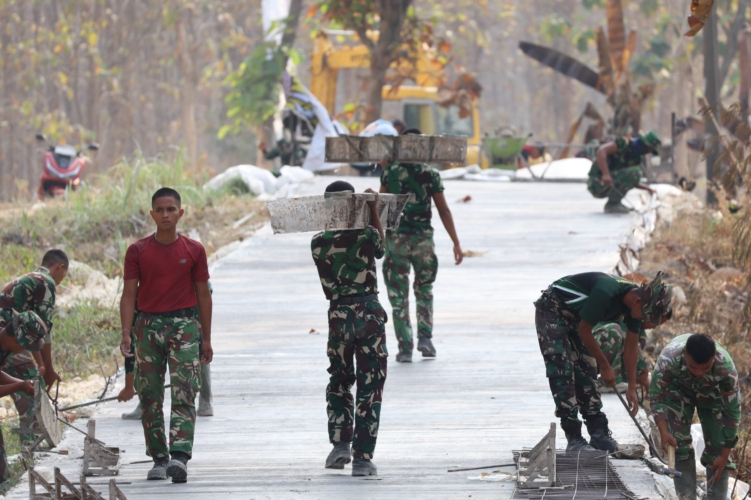 Pemandangan Setiap Pagi, Satgas TMMD 129 Awali Hari Pasang Cetakan Begisting Jalan Rabat Beton di Desa Tlemang