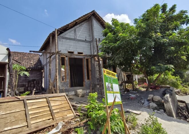 Menatap Langit Baru: Senyum Sumringah Muhammad Saiful Saat Atap Rumah Impian Selesai Terpasang di Desa Tlemang