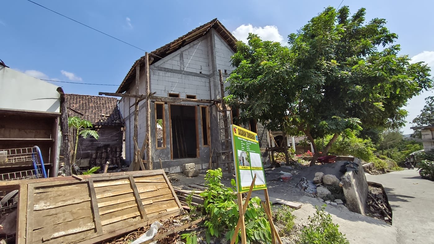 Menatap Langit Baru: Senyum Sumringah Muhammad Saiful Saat Atap Rumah Impian Selesai Terpasang di Desa Tlemang