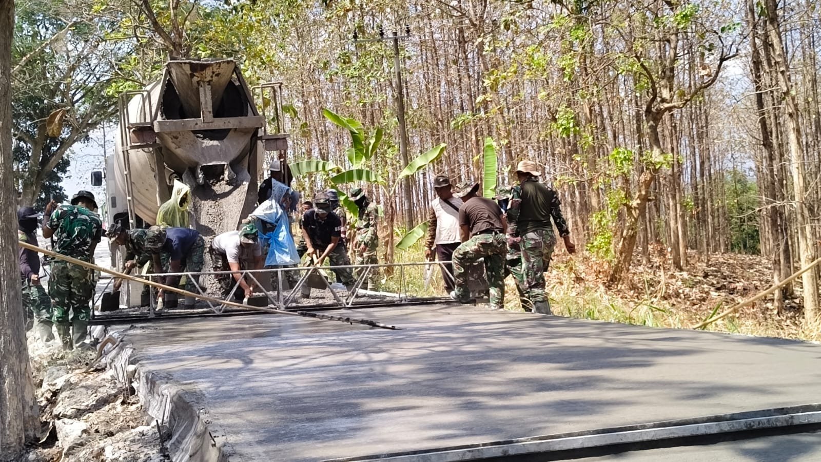 ​Muka Baru Desa Tlemang: Pengecoran Jalan TMMD ke-129 Tembus 70%, Warga Mulai Rasakan Dampak Nyata