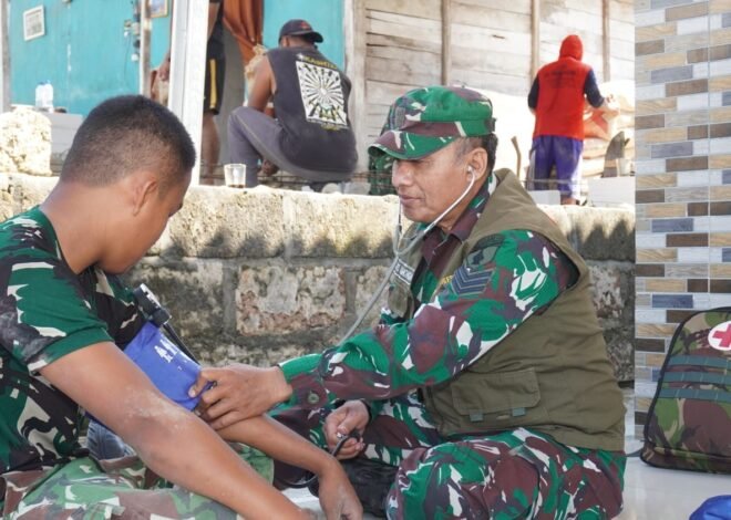 Sigap di Lapangan, Serka Amalun dan Tim Kesehatan Satgas TMMD 129 Beri Penanganan Pertama Bagi Prajurit Kendala Kesehatan
