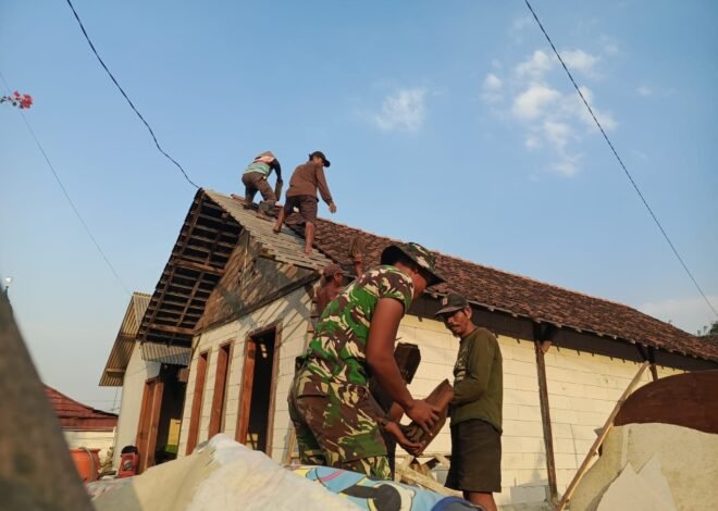 Awal Transformasi Hunian, Satgas TMMD 129 Mulai Bongkar Atap Lapuk RTLH di Desa Tlemang untuk Diganti Baru
