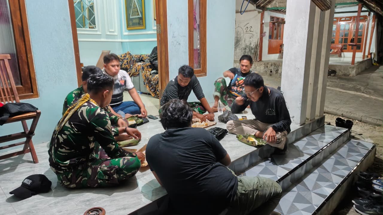 Satgas TMMD 129 Lakukan Pembongkaran Atap RTLH di Desa Tlemang untuk Rehabilitasi