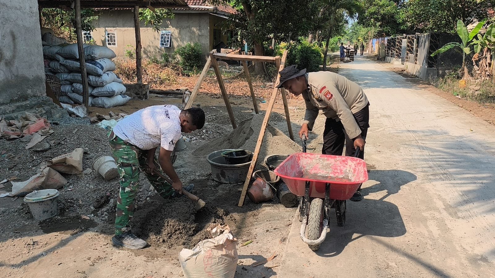 Kebersamaan Jadi Kekuatan, TNI-Polri Bersama Warga Kompak Sukseskan TMMD ke-129 di Desa Luwung Kencana