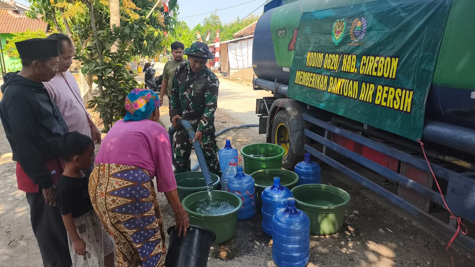 Mengalirkan Harapan di Tengah Kemarau, Satgas TMMD ke-129 Salurkan Bantuan Air Bersih kepada Masyarakat