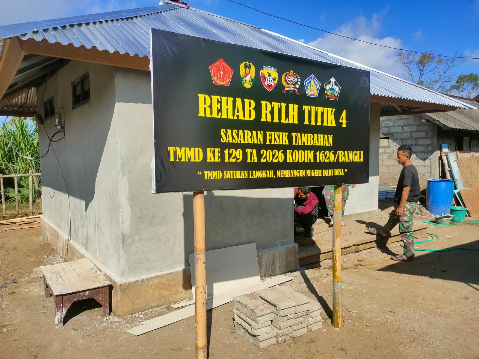 Rampung Pasang Atap, Satgas TMMD Ke-129 Kodim 1626/Bangli Percepat Pemasangan Keramik RTLH Ibu Nengah Madri