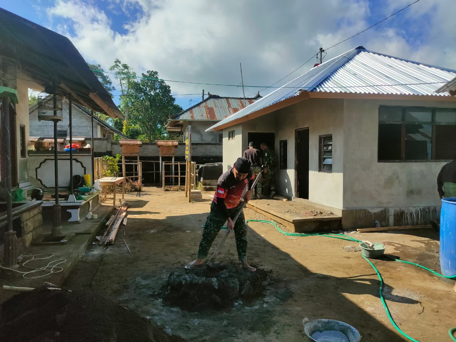 Rehabilitasi RTLH Ibu Nengah Madri Masuki Tahap Finishing, Satgas TMMD Ke-129 Kodim 1626/Bangli Pasang Keramik