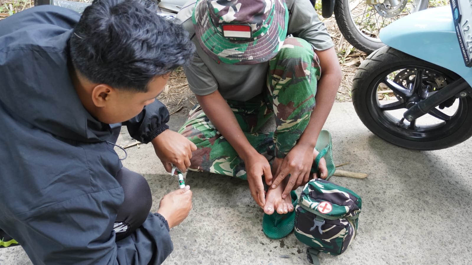 Lecet Saat Bertugas, Anggota Satgas TMMD Ke-129 Bangli Langsung Mendapat Penanganan Medis