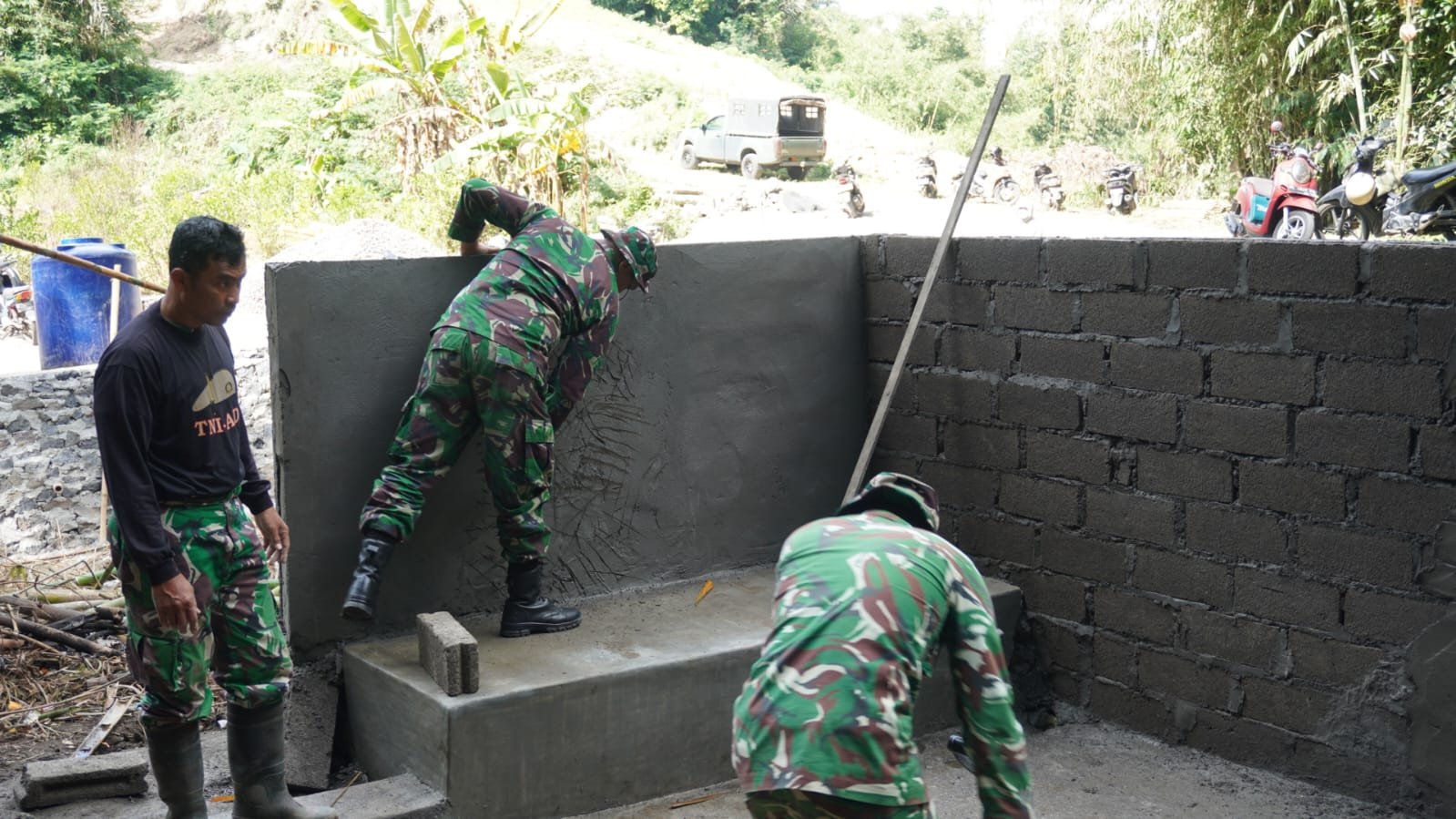 Pengacian Dinding Bak Mandi TMMD Ke-129 Kodim 1626/Bangli Masuki Tahap Penyempurnaan