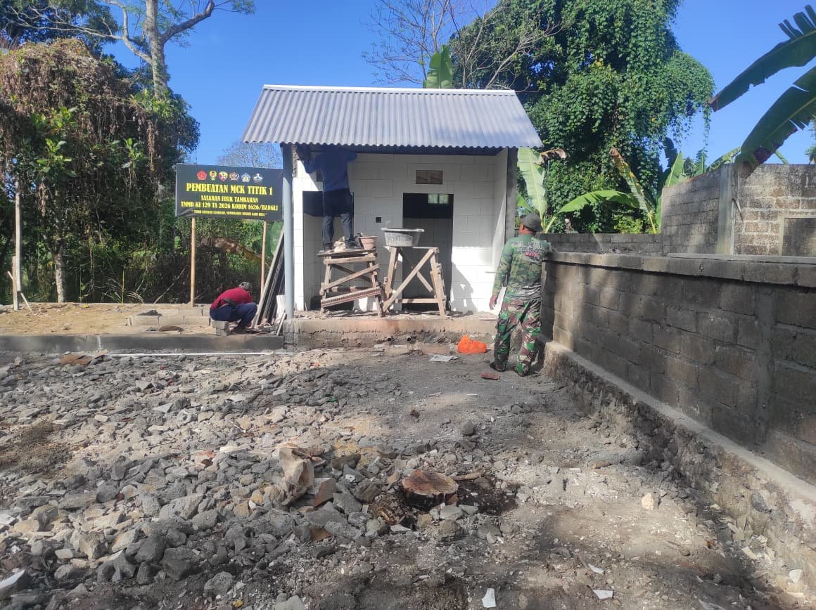 Gotong Royong Satgas TMMD dan Warga Jadi Kunci Progres Pembangunan MCK Capai 80 Persen