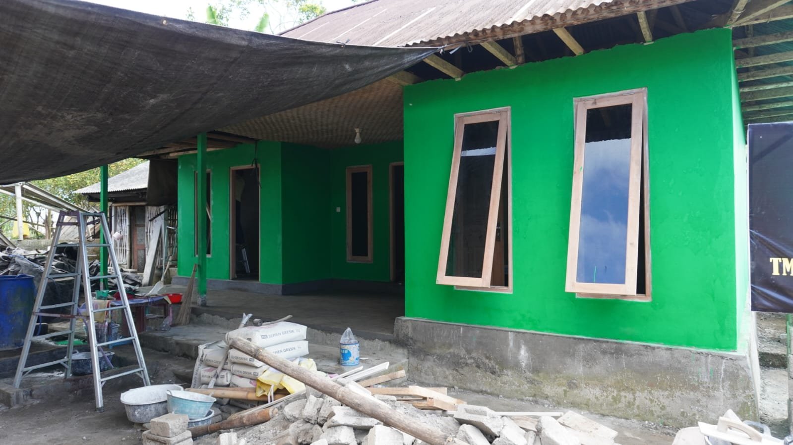 Pengecatan Interior RTLH Bapak Wayan Pasta Dikebut Demi Kenyamanan Penghuni