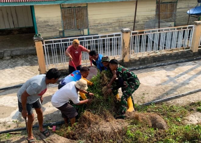 Semangat Gotong Royong Satgas TMMD dan Warga Bersihkan Lingkungan Desa Umbele