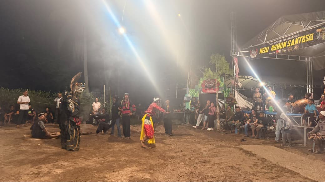Lestarikan Budaya Lokal, Satgas TMMD Ke-129 Hadiri Pertunjukan Jaranan di Desa Bandaraya