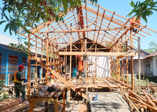 Progres RTLH Sasaran 5 Milik Ibu Rini Berlanjut, Satgas TMMD Ke-129 Kerjakan Pemasangan Reng di Desa Bandaraya