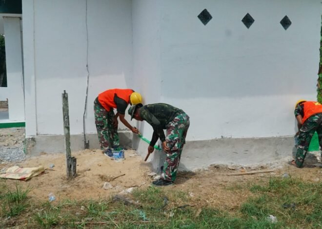 Tahap Finishing Musholla Darul Iman Terus Dimaksimalkan, Satgas TMMD Ke-129 Kerjakan Pengecatan Lis Pondasi