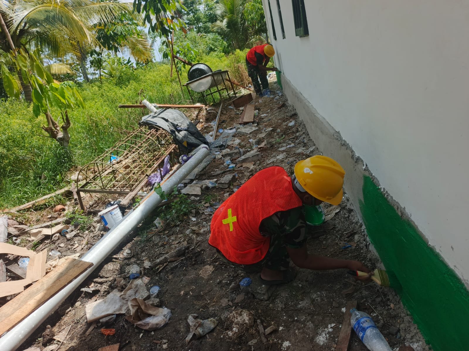 Satgas TMMD Ke-129 Percantik Musholla Darul Iman Lewat Pengecatan Lis Pondasi