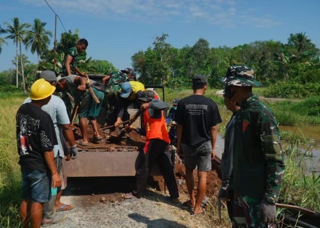 Gotong Royong Satgas dan Warga Antar Peningkatan Jalan TMMD Ke-129 Rampung 100 Persen