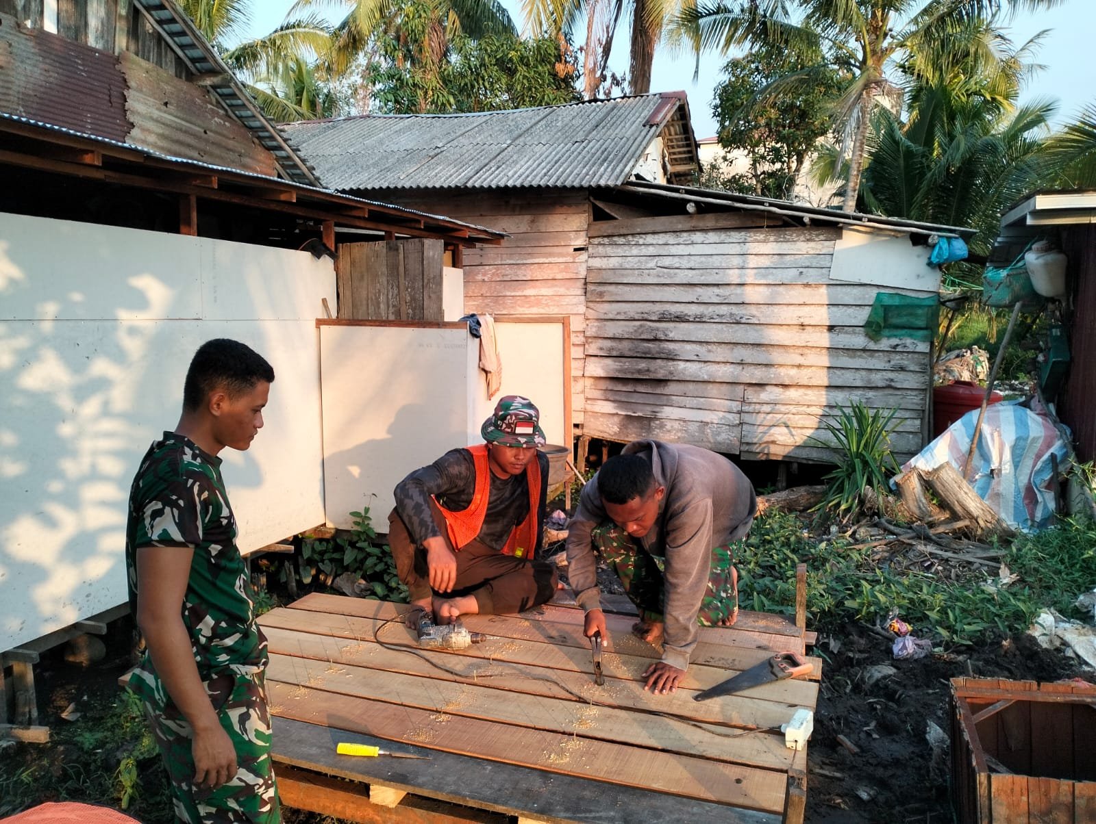 Satgas TMMD Ke-129 Kebut Pembangunan MCK, Fokus Pasang Lantai dan Dirikan Bangunan