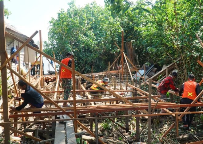 Gotong Royong Warnai Pemasangan Kerangka Lantai RTLH Program TMMD Ke-129