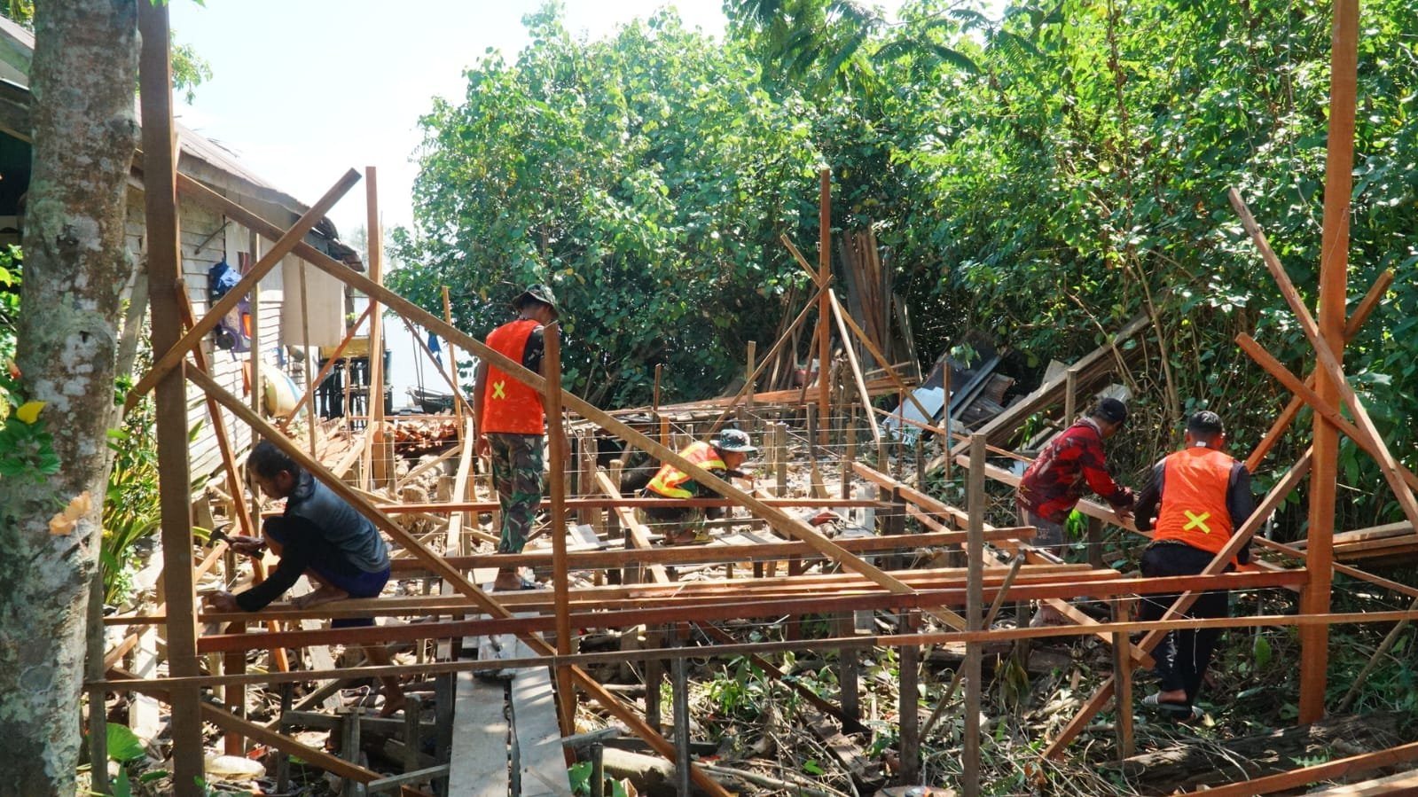 Gotong Royong Warnai Pemasangan Kerangka Lantai RTLH Program TMMD Ke-129