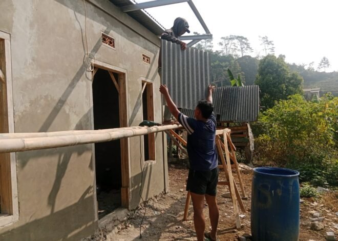 Satgas TMMD Ke-129 Kodim 0608/Cianjur Tuntaskan Pemasangan Atap Asbes, Rumah Bapak Angga Kian Terlindungi