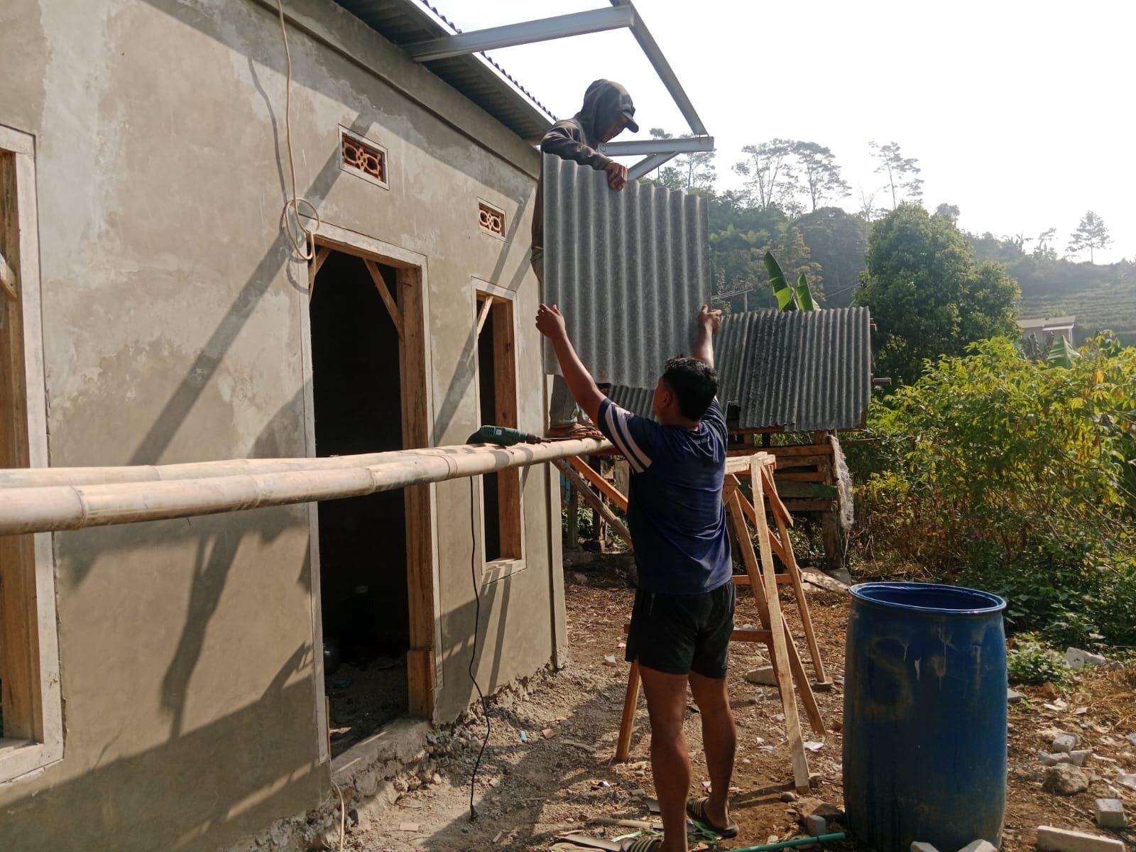 Satgas TMMD Ke-129 Kodim 0608/Cianjur Tuntaskan Pemasangan Atap Asbes, Rumah Bapak Angga Kian Terlindungi