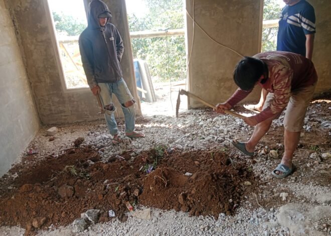 Pemasangan Keramik Rumah Bapak Angga Terus Dikebut, Satgas TMMD Hadirkan Hunian Lebih Nyaman