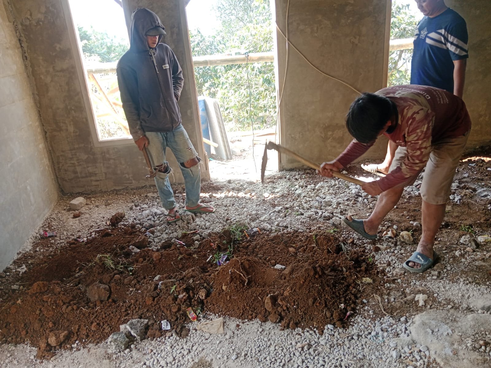 Pemasangan Keramik Rumah Bapak Angga Terus Dikebut, Satgas TMMD Hadirkan Hunian Lebih Nyaman
