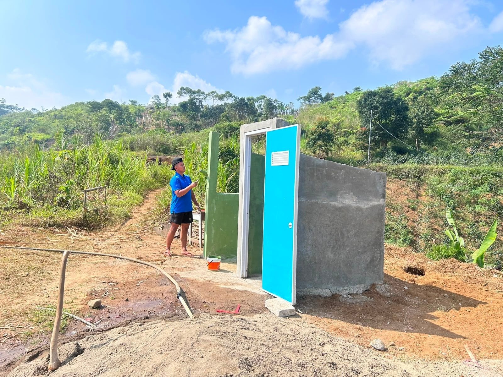 Gotong Royong Satgas dan Warga Percepat Pembangunan MCK Kampung Cigombong