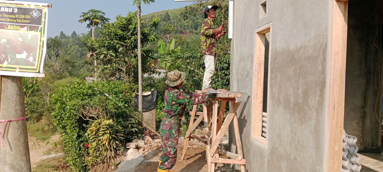 Satgas TMMD Ke-129 Kodim 0608/Cianjur Fokus Tuntaskan Atap Rumah Bapak Burhanudin