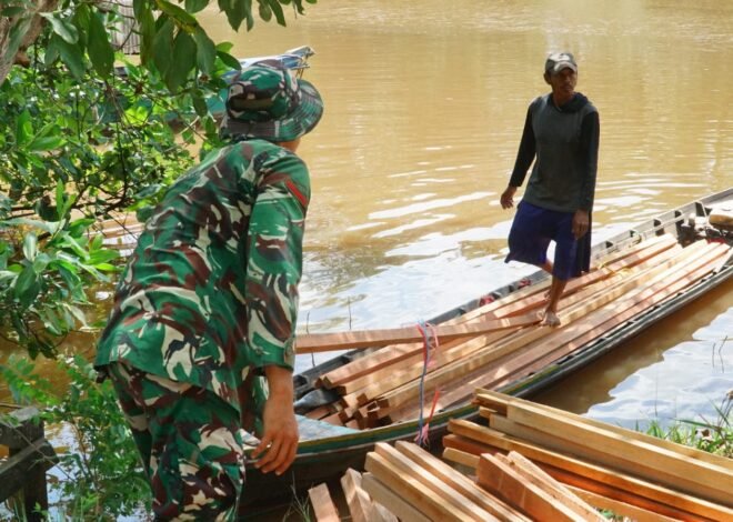 Jalur Sungai Jadi Andalan Satgas TMMD Ke-129 Distribusikan Material Kayu ke Lokasi Pembangunan