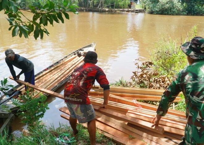 Pelangsiran Kayu Lewat Sungai Percepat Pengerjaan Sasaran Fisik TMMD Ke-129 di Bandaraya