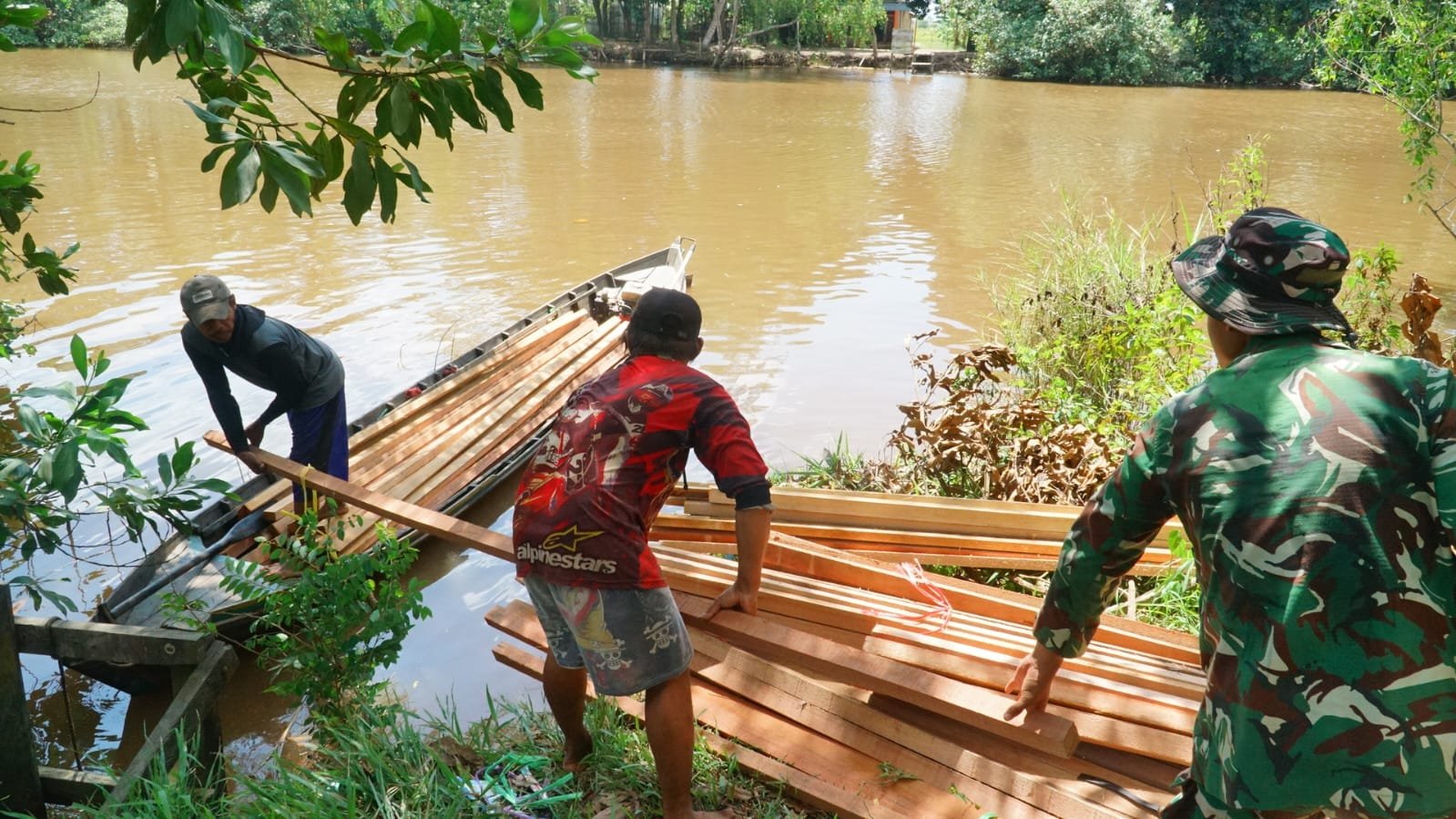 Pelangsiran Kayu Lewat Sungai Percepat Pengerjaan Sasaran Fisik TMMD Ke-129 di Bandaraya