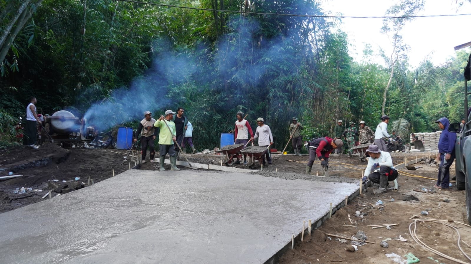 Gotong Royong Satgas dan Warga Percepat Penyelesaian Rabat Beton TMMD Ke-129