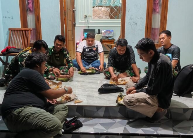 Keakraban Tanpa Sekat, Satgas TMMD 129 dan Pemuda Desa Tlemang Asyik Guyub Rukun di Teras Rumah Warga Seusai Bekerja