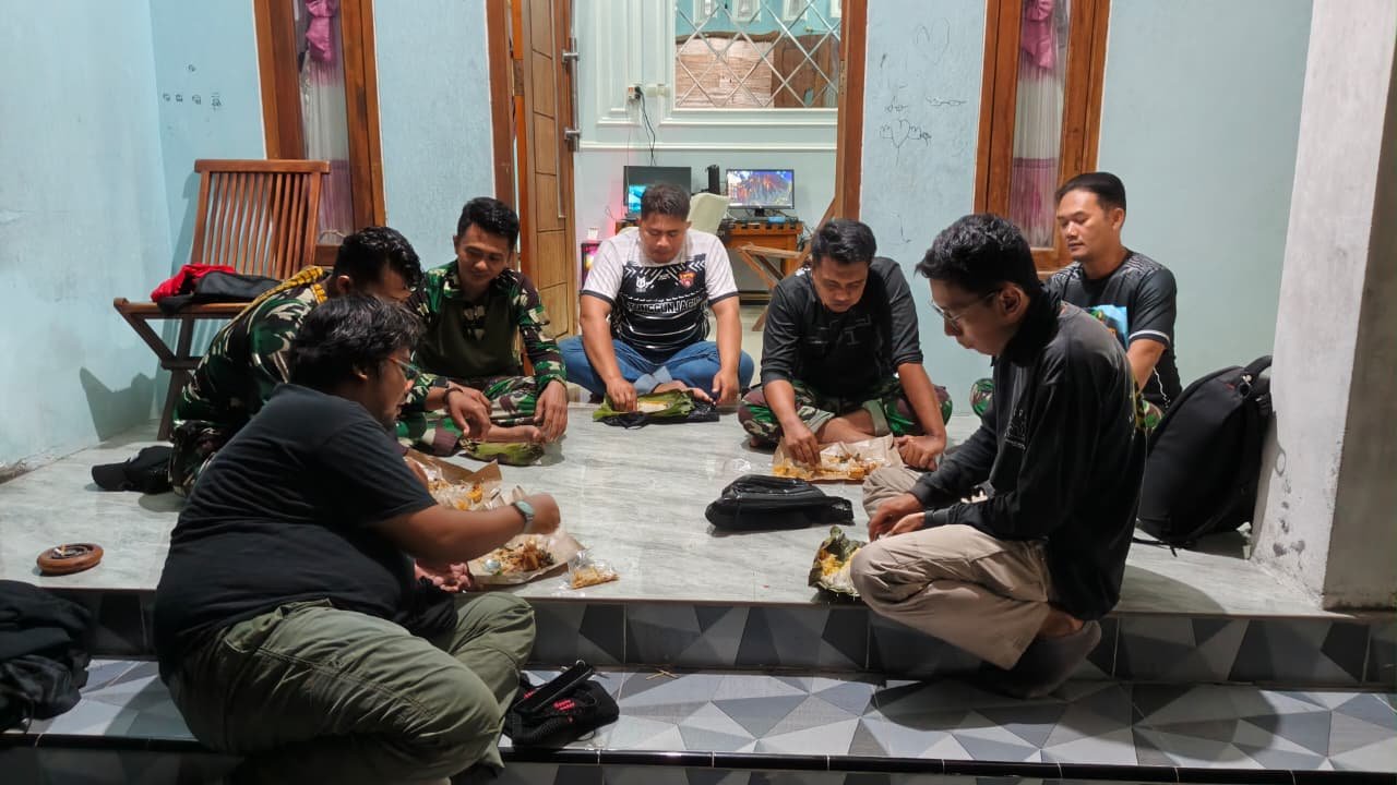 Keakraban Tanpa Sekat, Satgas TMMD 129 dan Pemuda Desa Tlemang Asyik Guyub Rukun di Teras Rumah Warga Seusai Bekerja