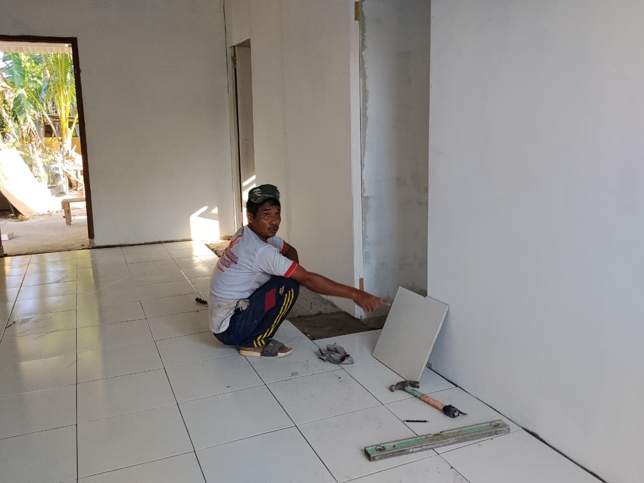 Satgas TMMD Ke-129 Kodim 0413/Bangka Kebut Plaster Dinding Rumah Bapak Iwan