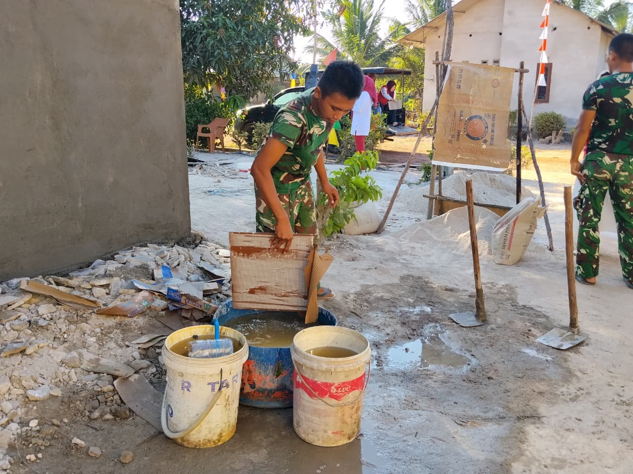 Pemasangan Keramik Rumah Bapak Iwan Dimulai, RTLH TMMD Ke-129 Kodim 0413/Bangka Makin Nyata