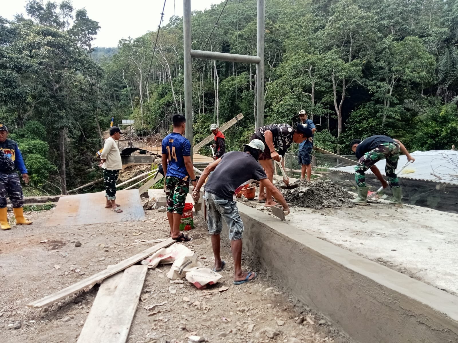 Danki SSK Kapten Inf. Eko S Pimpin Perapian Pondasi Jembatan Gantung TMMD ke-129 Bersama Warga