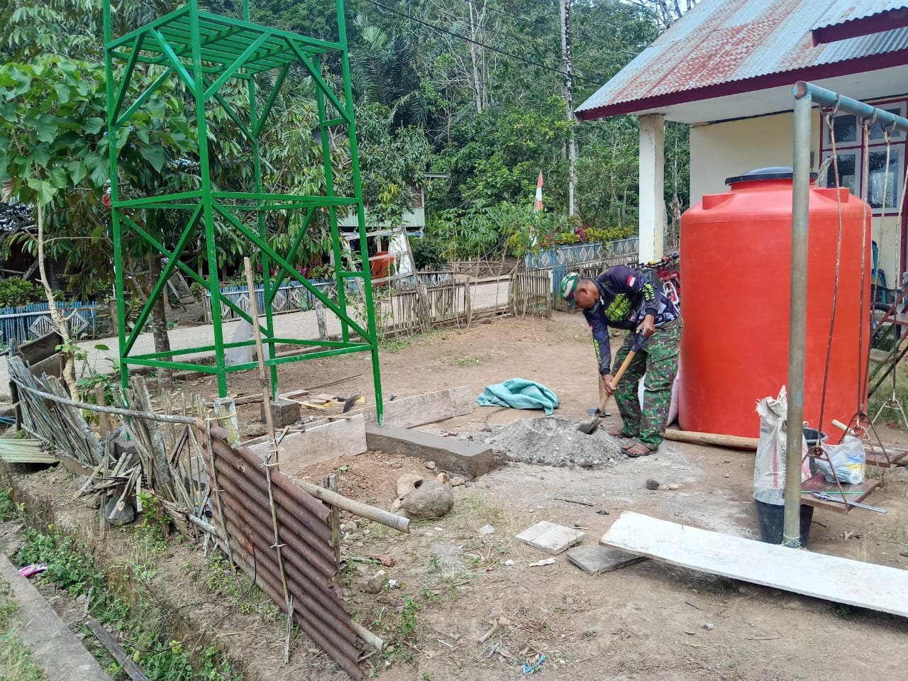 Sertu Haeruddin Kerjakan Dudukan Tower Air, Satgas TMMD ke-129 Perkuat Sarana Penunjang Kebutuhan Warga